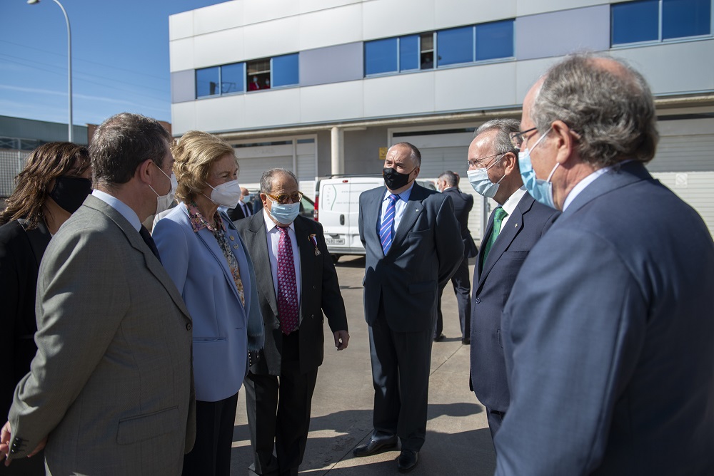 Visita Reina con colaboradores