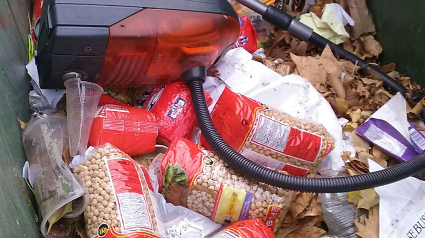 comida donada en la basura